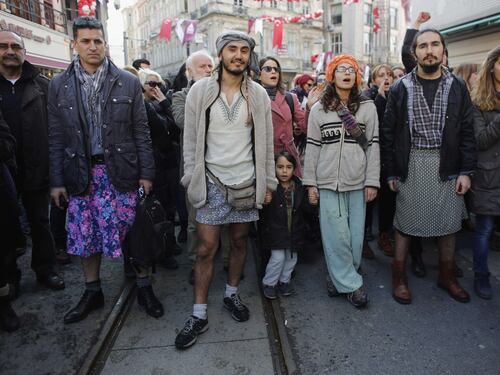In minigonna contro gli stupri. La protesta a Istanbul