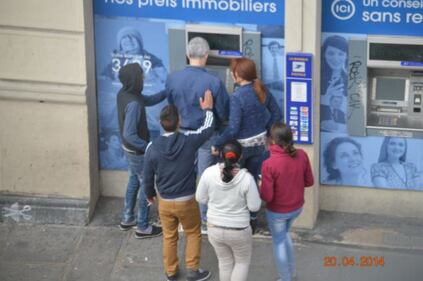 Parigi, la rapina al bancomat a due passi da Notre-Dame 1