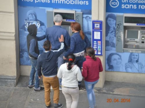 Parigi, la rapina al bancomat a due passi da Notre-Dame