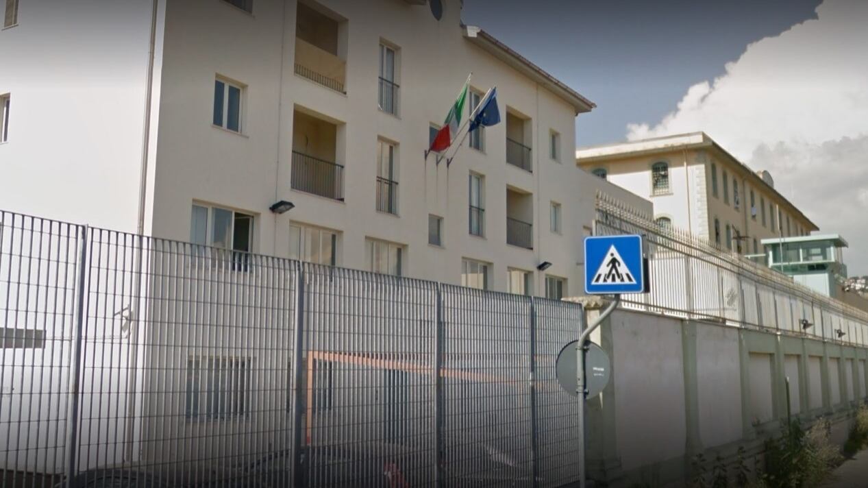 Minori vendute al 70enne per fare sesso: arrestate madre e sorella