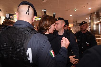 Gabriele Del Grande, l'arrivo all'aeroporto di Bologna 5