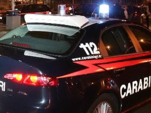 Vigevano, nega elemosina a straniero e lui lo colpisce e gli ruba telefono