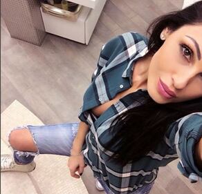 Anna Tatangelo, scollatura hot primaverile 5
