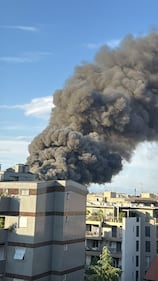 Incendio alla BRT di Milano, alta colonna di fumo 1