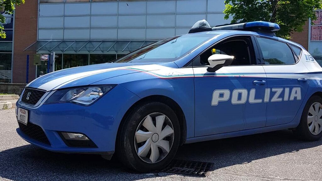 Gruppo di minorenni aggredisce a calci e pugni un commerciante