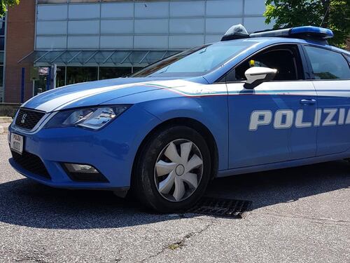 Gruppo di minorenni aggredisce a calci e pugni un commerciante