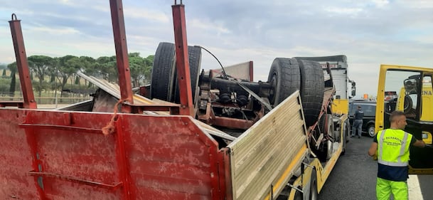 Incidente sulla A1: scontro frontale tra tir e bus carico di migranti 1