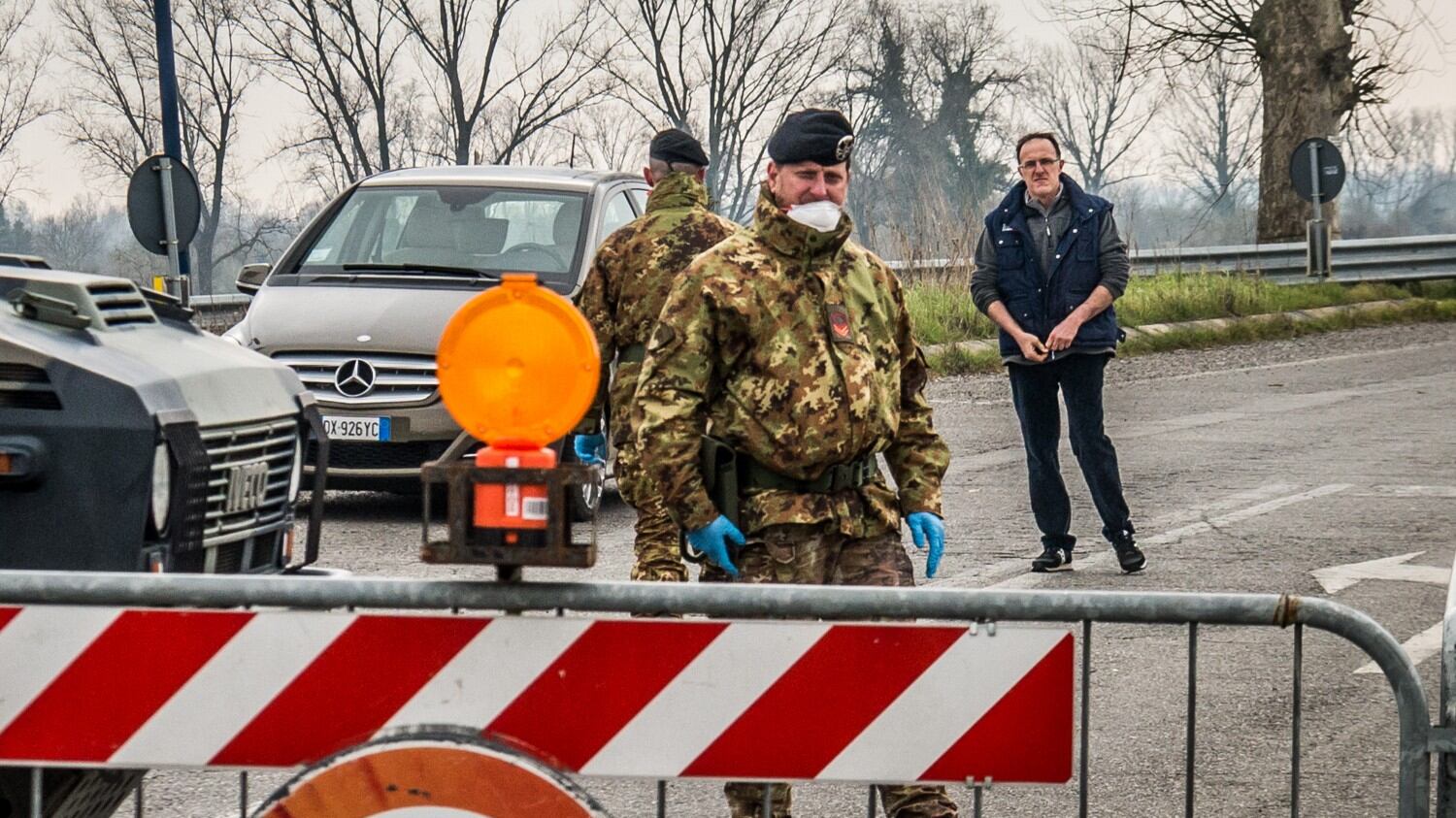 Altra colonna di mezzi militari carichi di bare. E l'esercito offre 800 soccorritori per i triage