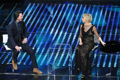 Sanremo 2017, Maria De Filippi e il bacio agli ospiti 40