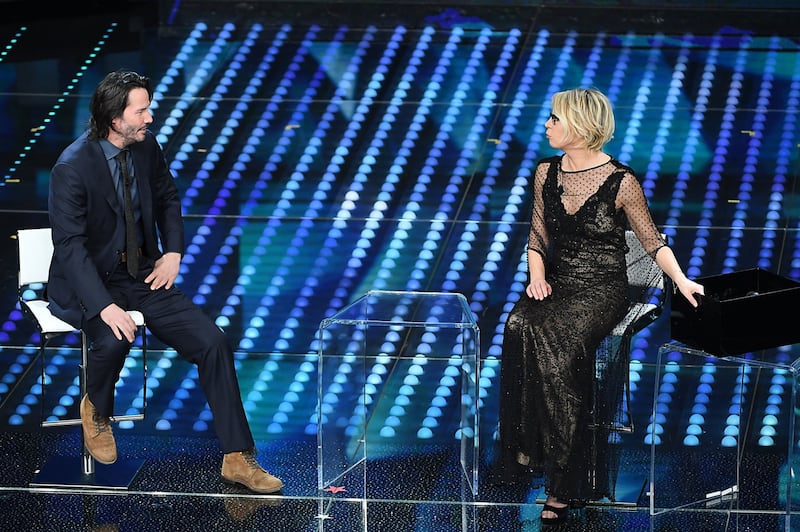 Sanremo 2017, Maria De Filippi e il bacio agli ospiti 40