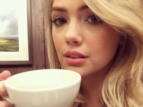 Kate Upton accusa di molestie il co-fondatore di Guess