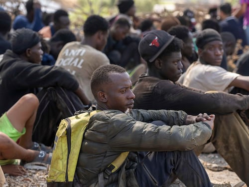 Ceuta, decine di migranti protestano in spiaggia: “Chiediamo asilo”