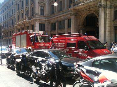 L'arrivo dei vigili del fuoco fuori da via Negri 3