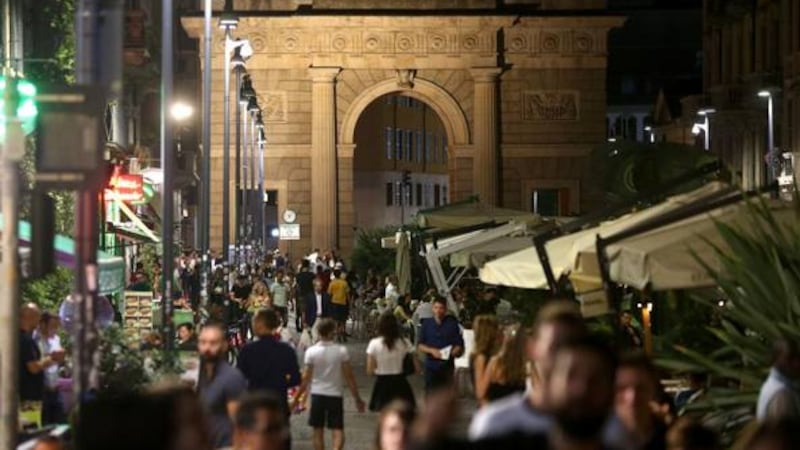 “Mi hanno violentata nel privé di una discoteca in corso Como”. La denuncia di una 19enne a Milano