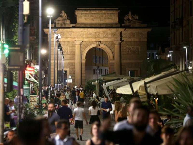 “Mi hanno violentata nel privé di una discoteca in corso Como”. La denuncia di una 19enne a Milano