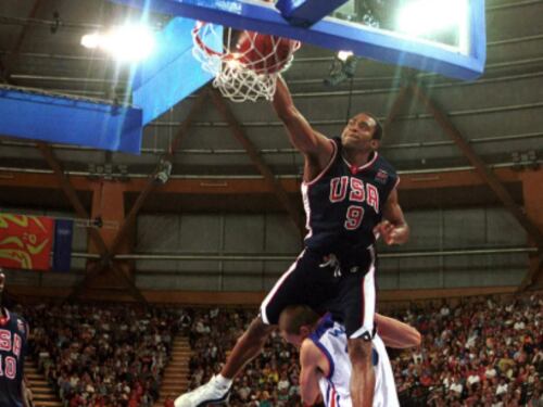La "schiacciata della morte": 25 anni fa il folle volo di Vince Carter