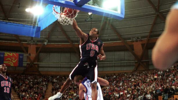 La "schiacciata della morte": 25 anni fa il folle volo di Vince Carter
