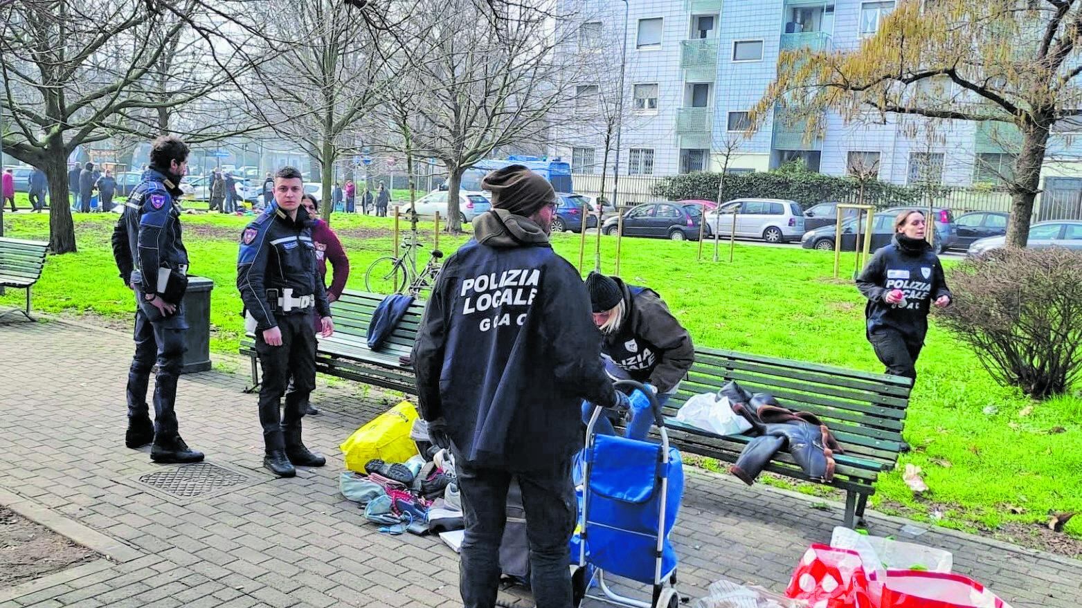 Venditori abusivi contro la Locale e la polizia: quattro finiscono in cella