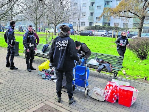 Venditori abusivi contro la Locale e la polizia: quattro finiscono in cella