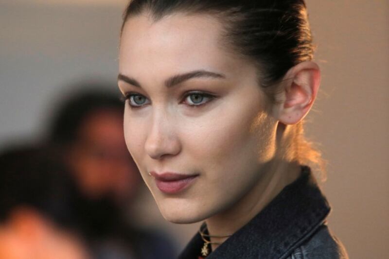 Bella Hadid sexy in bikini rosso 37