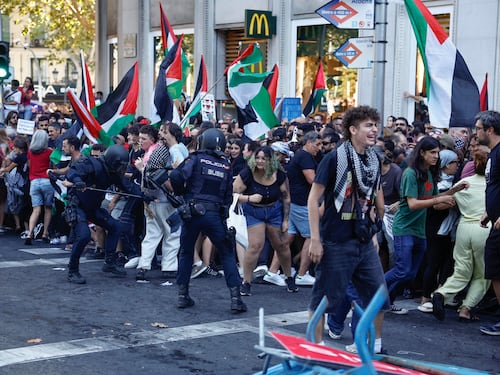 I 100 mila in corteo e l'assalto pro-Pal nell'ultima tappa alla Vuelta: cosa è successo a Madrid