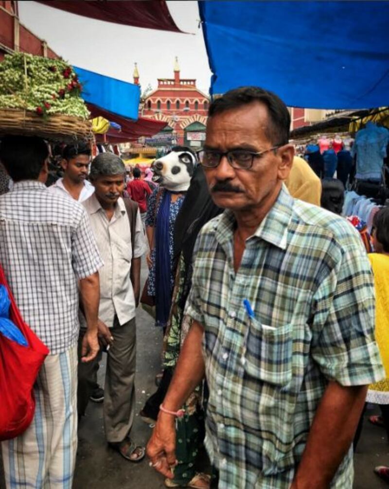 India, la protesta di un artista: "Le mucche sono più importanti delle donne" 9