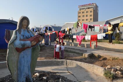 La tendopoli cristiana davanti alla chiesa di Sant'Elia ad Erbil in Kurdistan 