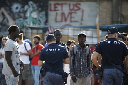 Blitz della polizia nella tendopoli dei migranti alla Stazione Tiburtina 9