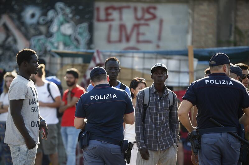 Blitz della polizia nella tendopoli dei migranti alla Stazione Tiburtina 9