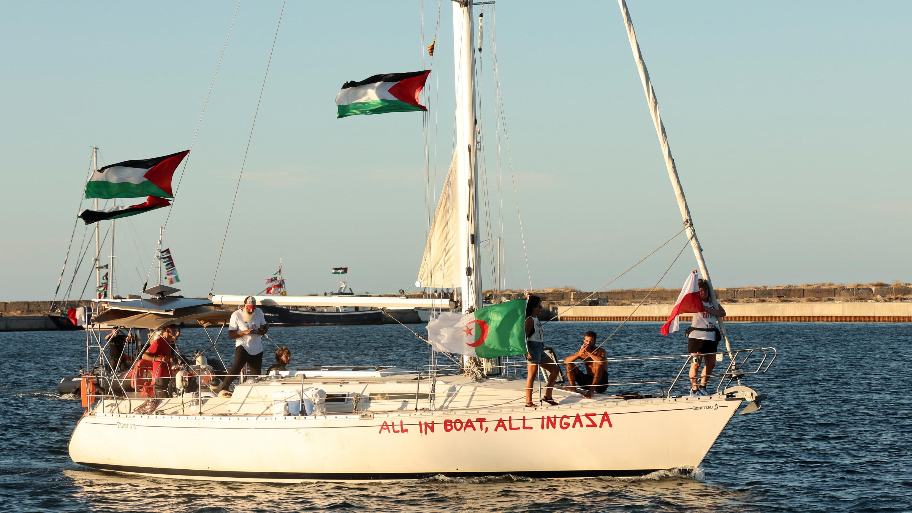 Festa militante per Schlein: il collegamento con la Flotilla, poi l'altolà a Conte: "No a competizioni"