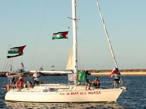 Festa militante per Schlein: il collegamento con la Flotilla, poi l'altolà a Conte: "No a competizioni"