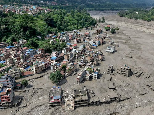 Alluvione tra Nepal e Tibet, almeno otto morti e centinaia di dispersi: “Mancano all’appello 291 turisti stranieri”