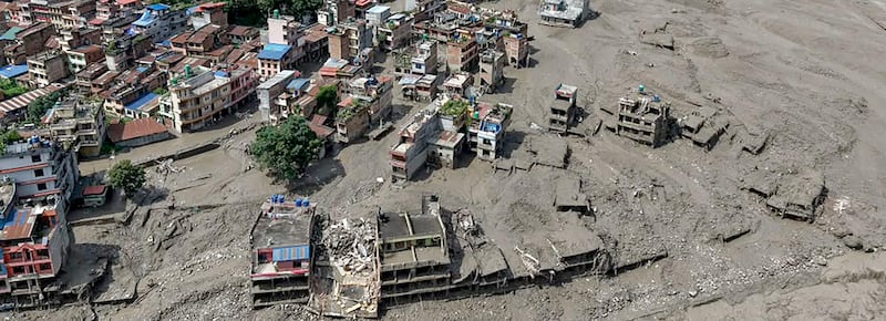 Alluvione tra Nepal e Tibet, almeno otto morti e centinaia di dispersi: “Mancano all’appello 291 turisti stranieri”