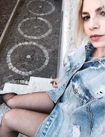 Emma Marrone, sexy in calze a rete 2