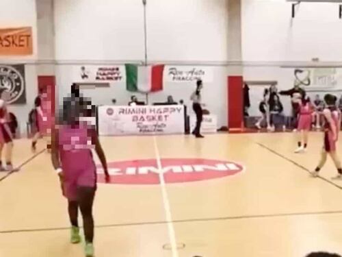 Insulti razzisti alla giocatrice di basket. Daspo di due anni alla madre "tifosa"