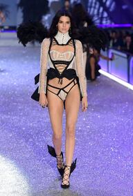 Kendall Jenner sulle passerelle di Victoria's Secret 10