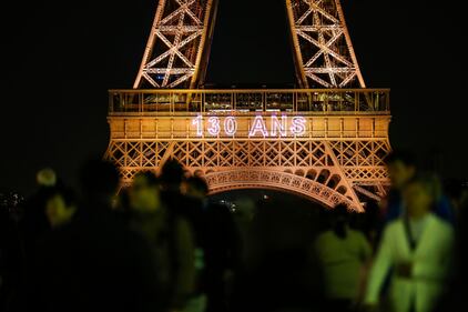 La Tour Eifell si colora per i suoi 130 anni 8