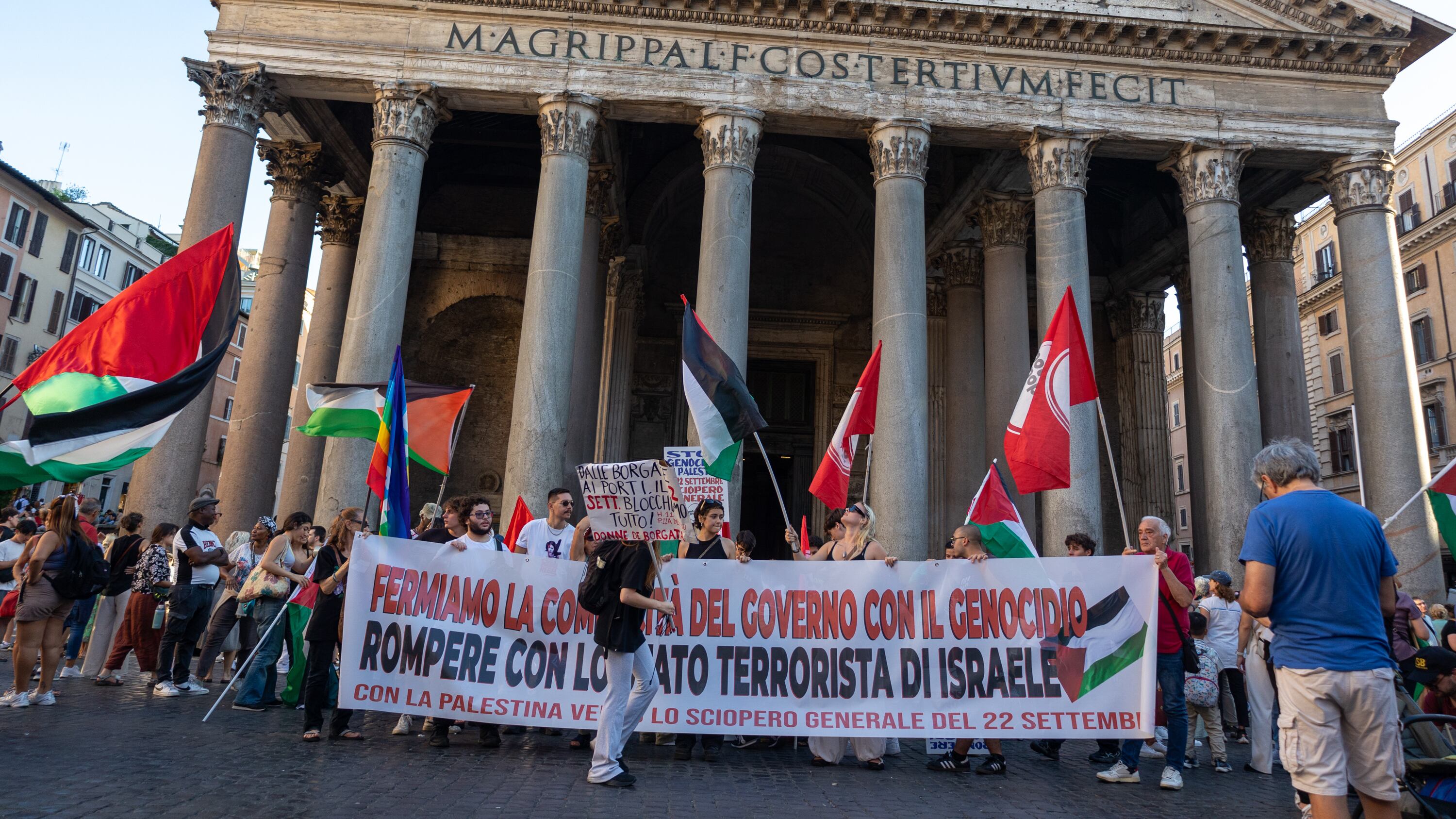 Treni fermi e porti bloccati. I pro Pal paralizzano l'Italia
