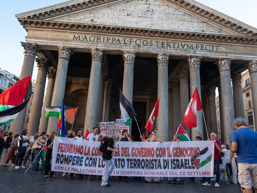 Treni fermi e porti bloccati. I pro Pal paralizzano l'Italia