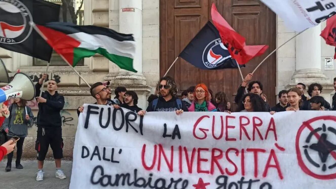 "Ci vediamo giovedì". Cambiare Rotta e Potere al Popolo preparano il sit-in contro il Giornale e Libero