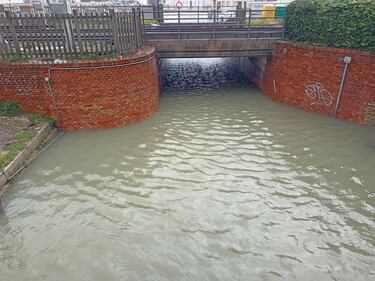 Allarme esondazione a Senigallia, casette Sae sotto la neve: allerta nelle Marche 7