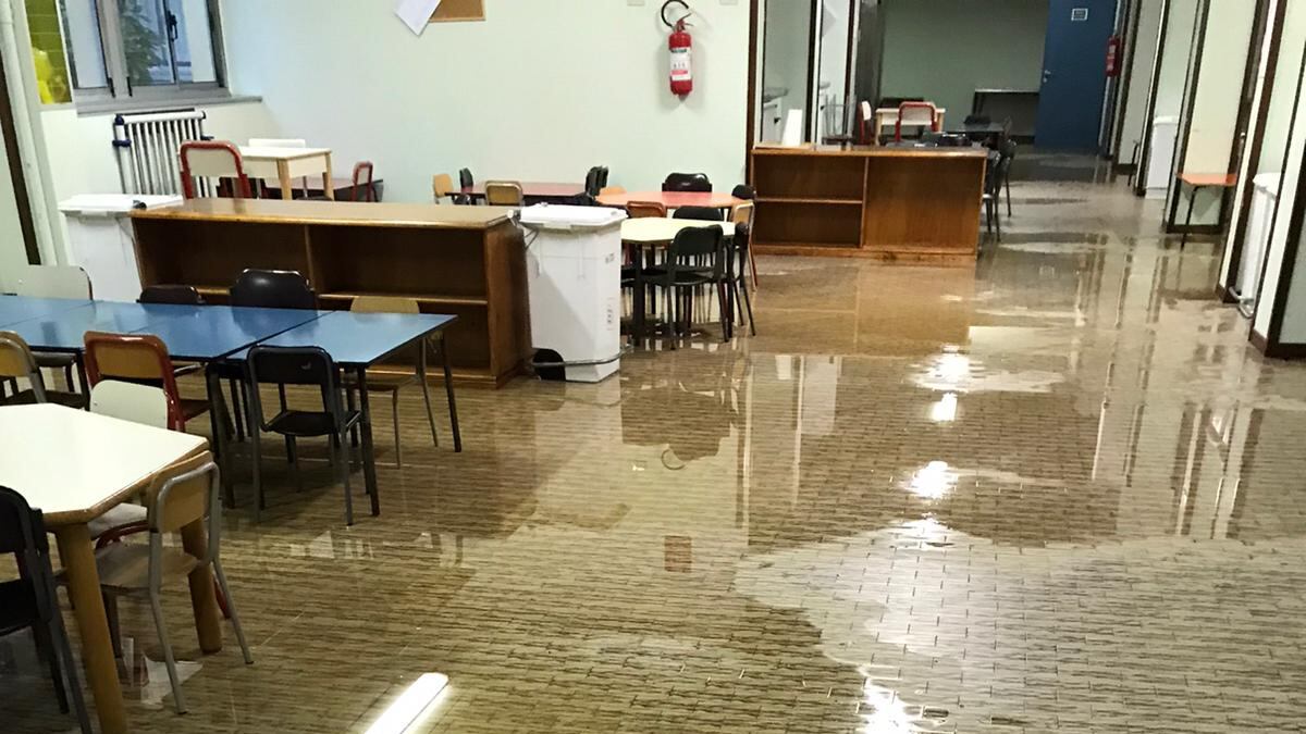 Scuole allagate e a pezzi. Denuncia della Lega: la giunta metta più soldi