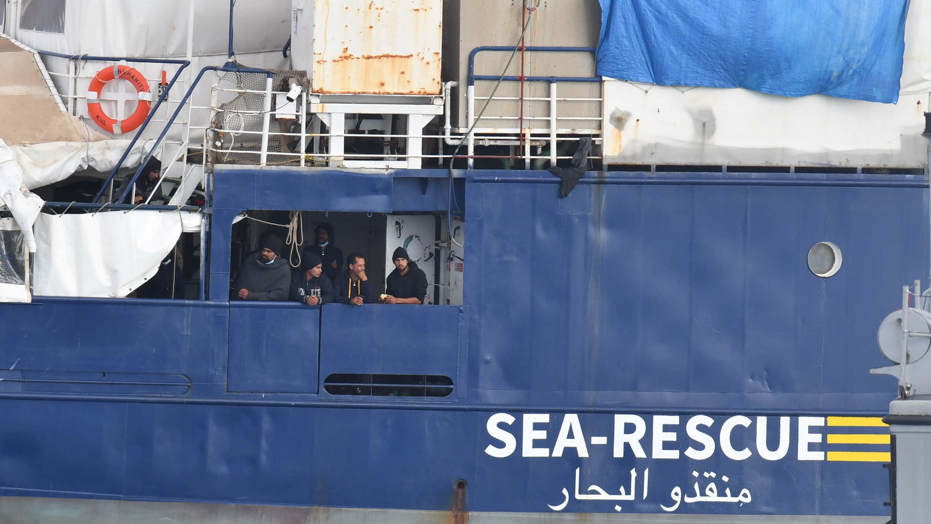 "Il governo dovrebbe piegarsi". La carica delle toghe per far sbarcare i migranti