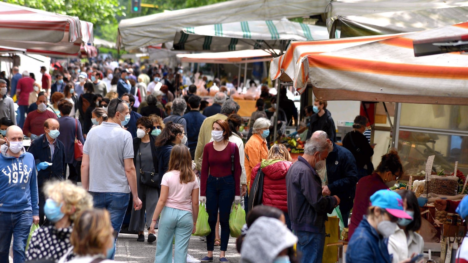 Polemica per la calca al mercato. Ma per il Comune è tutto normale