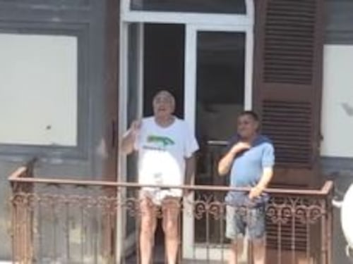 Napoli, pensionato (in mutande) parla con Conte dal balcone