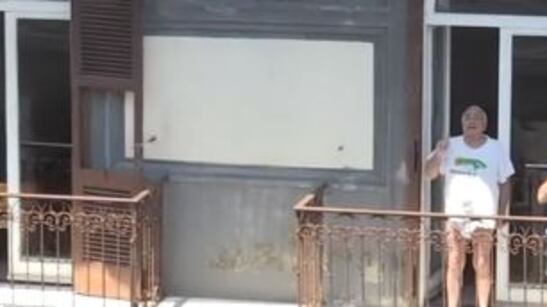 Napoli, pensionato (in mutande) parla con Conte dal balcone