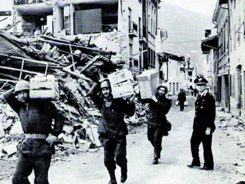 È uno scenario da Hiroshima: paesi sbriciolati per chilometri