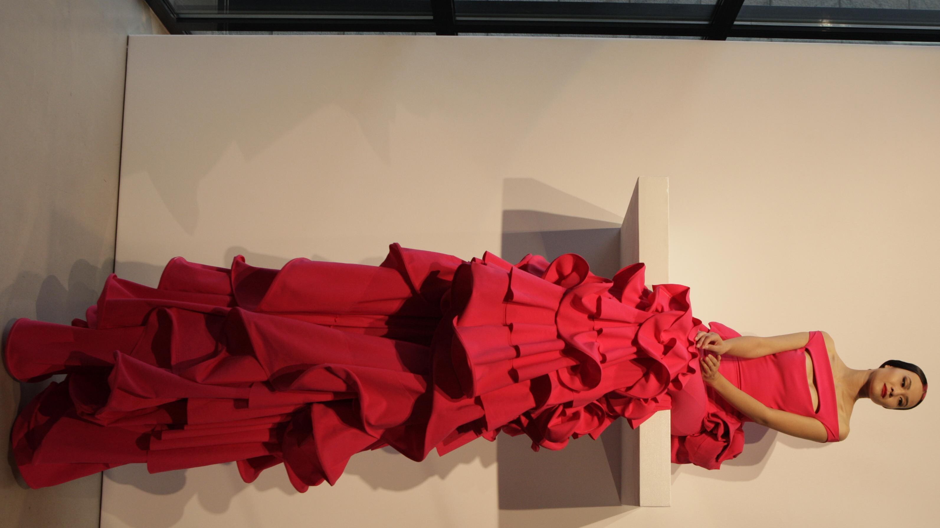 Gli abiti di Chiara Boni vanno in mostra nella sala Fontana