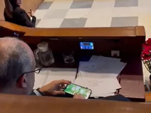 Il consiglio comunale annoia? Il sindaco di Roma Gualtieri gioca a Scopa