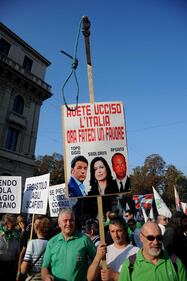 La Lega contro l'immigrazione: "Stop invasione" 5